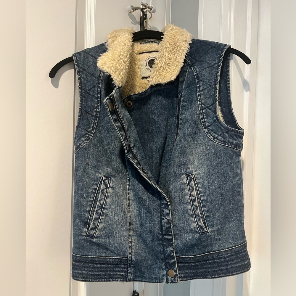 🏷️ Anthropologie Daughters of Liberation Sherpa Jean Vest. XS